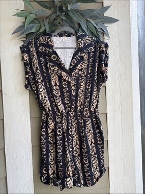 Tiny/Anthropologie Navy and Beige Patterned Shorts Romper
